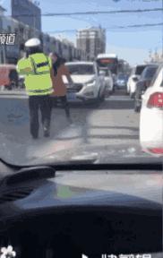 交警执法受阻怎么处理,交警执法遭阻拦视频