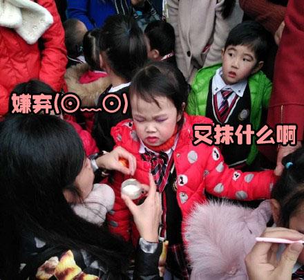 一定是得罪了幼儿园老师,孩子期末表演化的妆真是美哭了