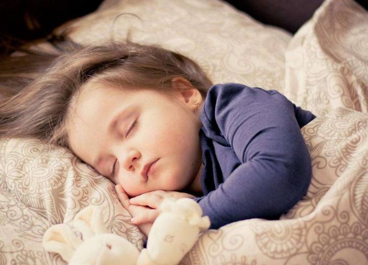 新生儿2个月睡觉容易惊醒,防止新生儿惊醒小妙招