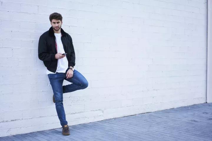 皮肤黑的男生怎么显白,皮肤黑的男生怎么护肤