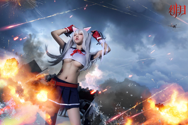 酥胸半露尽显*物尤**看美女是如何装扮COS迷倒众生