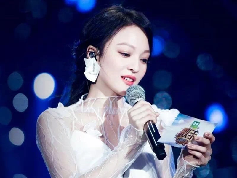 张韶涵参加歌手用的高光,张韶涵吊带白裙惊艳出席歌手舞台