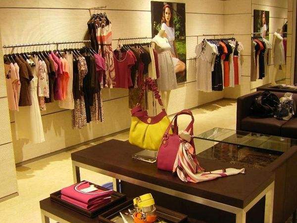 实体服装店难做，她名牌大学毕业开服装店却成了市场里的明星