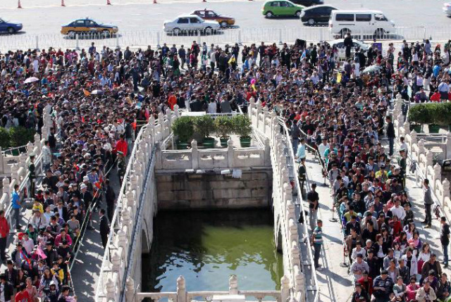 五一出游如何抵御人山人海,强哥有神功!