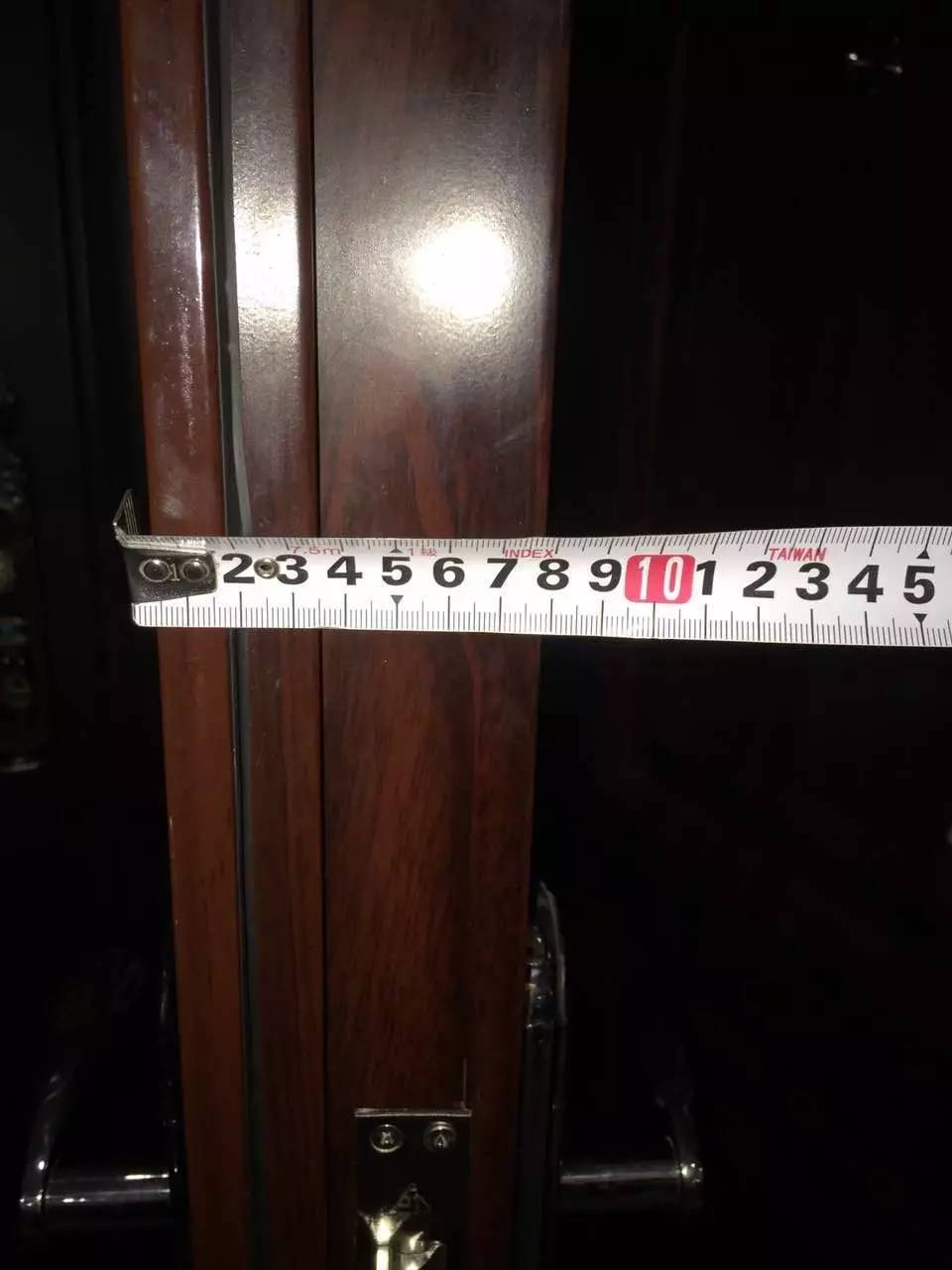 环渤海名家居订的步阳防盗门竟与订购厚度不一致；苏堤公寓：“长城宽带”小广告到底谁贴的？