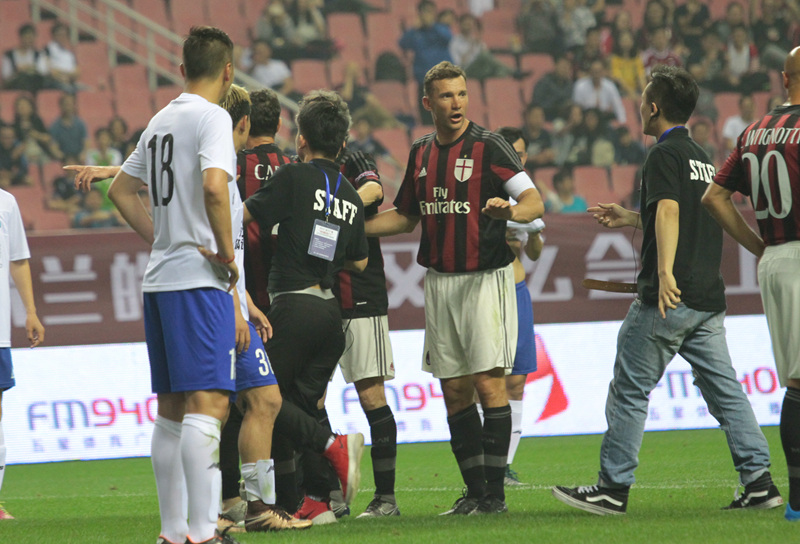 米兰中国球迷冲进场拥抱舍甫琴科!被保安无情带走*弹核**头频求情