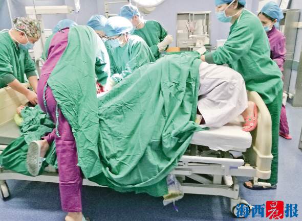 生死营救他纵身一跳救了一条命,生死瞬间他一脚刹车救了15个人