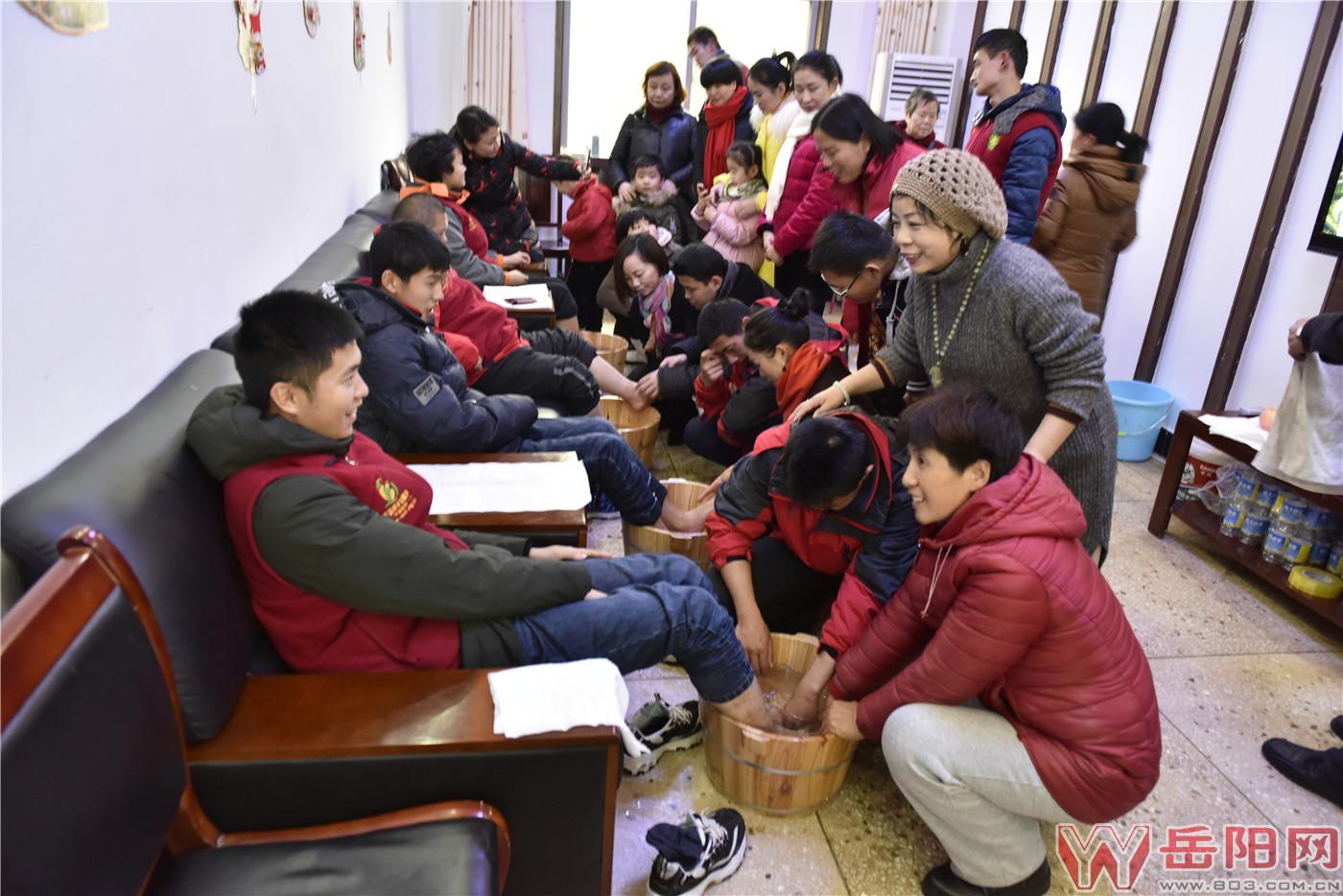 爱心市民为环卫工人送腊八粥,爱心人士为环卫工人送菜