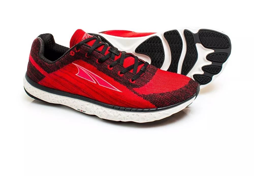 这是一双鞋子,一款既能爬山又能跑步的鞋