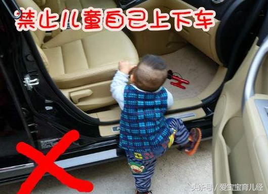 妈妈一时疏忽大意,导致4岁男童3根手指“骨折”!