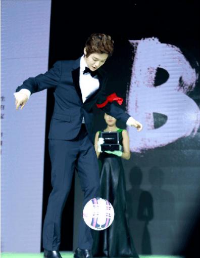 鹿晗踢球实力,网友偶遇鹿晗视频