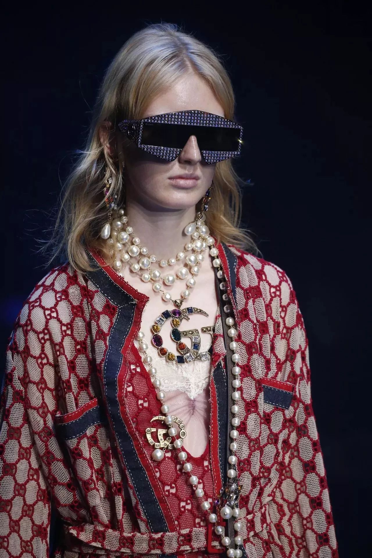 gucci年度成衣广告 (gucci早春2019广告的风格)