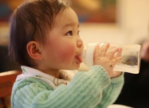 孩子屁股老有尿骚味,孩子身上尿骚味