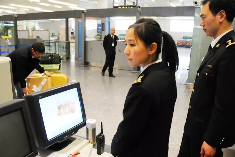 某人肉代购在上海机场被税21万！大半年全！白！干！