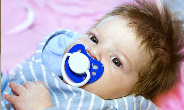 宝宝哭闹奶嘴安抚,宝宝哭闹可以用安抚奶嘴吗