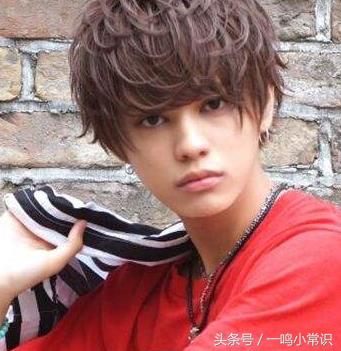 脸大男生长发怎么留好看,脸大的男生怎么自己弄发型