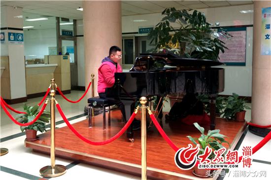 中心医院门诊大厅钢琴,淄博市中心医院西院区弹钢琴