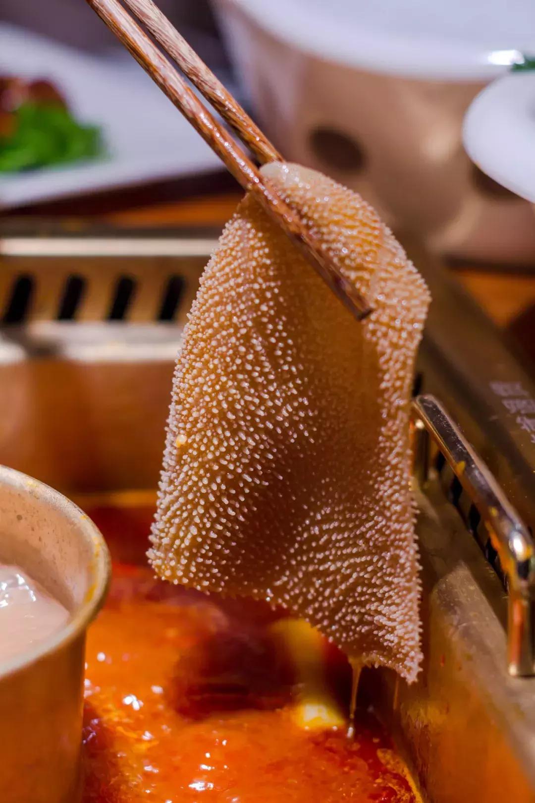 这家店老板说啦，毛肚不好吃就退货，你准备去退货吗？