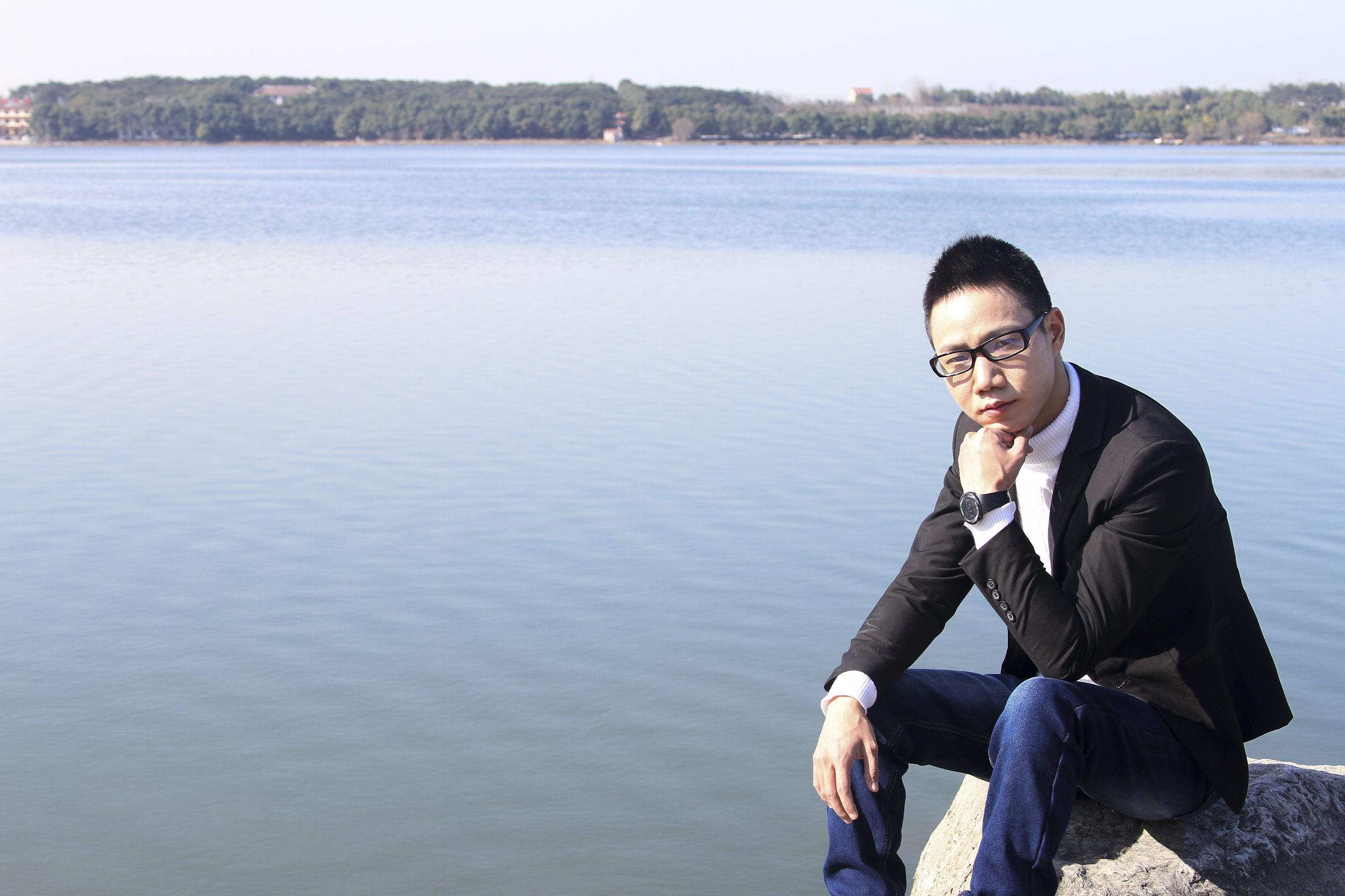 残疾运动员中伟为孤残儿童创作歌曲《爱的翅膀》