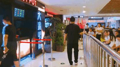 这家店老板说啦，毛肚不好吃就退货，你准备去退货吗？