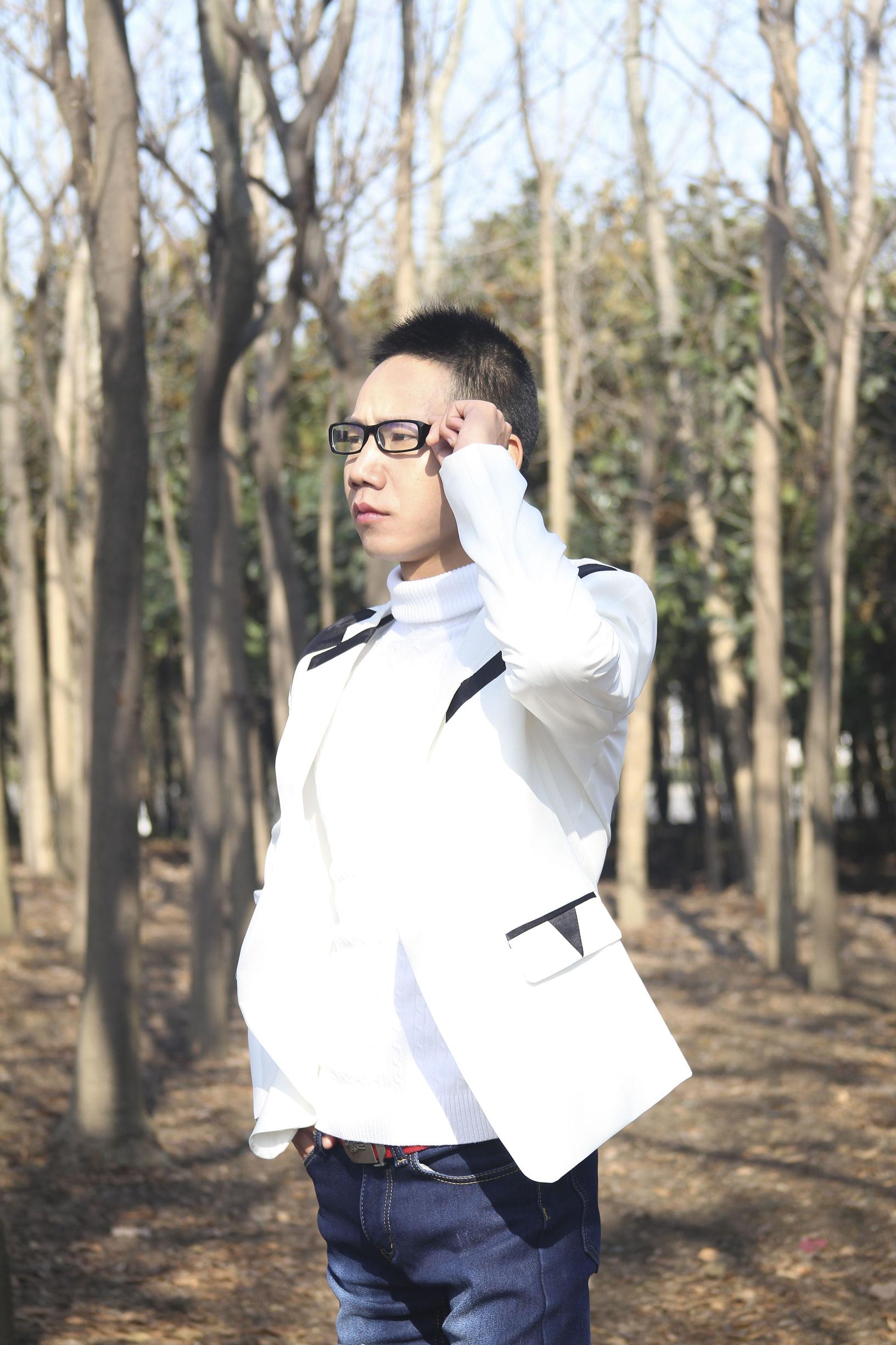 残疾运动员中伟为孤残儿童创作歌曲《爱的翅膀》