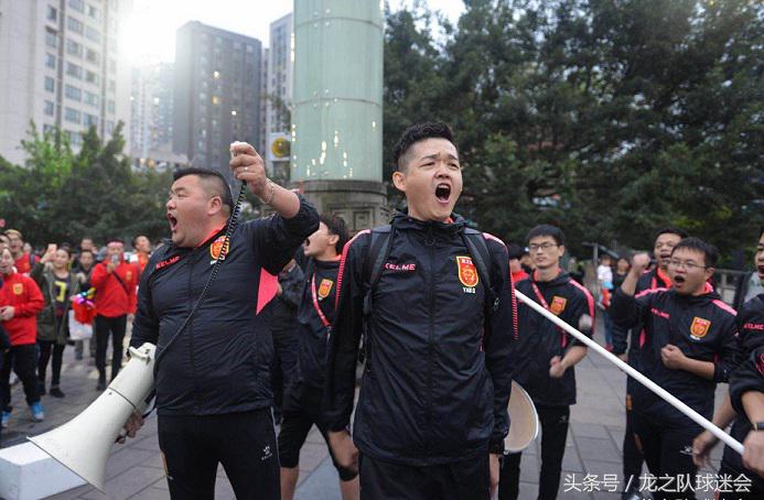 球迷故事：我是“疯子”，我为国足、深足狂