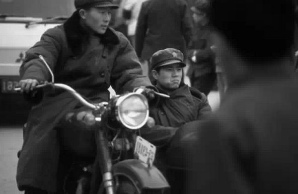 那时候妈妈坐在缝纫机前做针线活咔嗒咔嗒的声音可好听了六零芳华