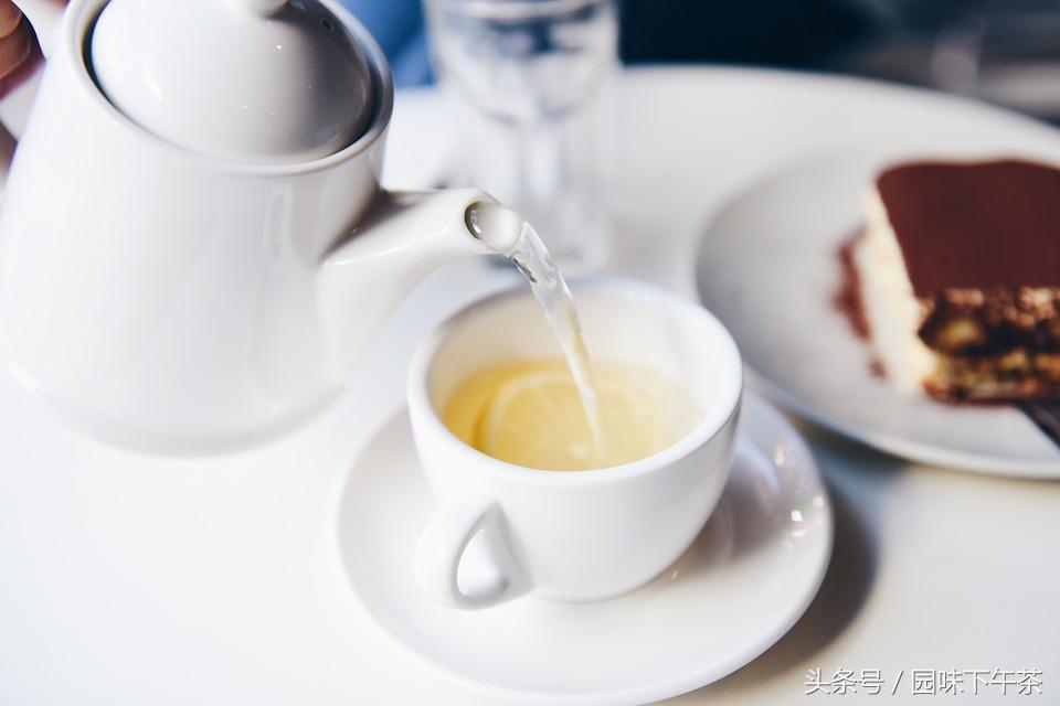 柠檬水什么时候喝最好美白,长期喝柠檬水的坏处与好处有哪些