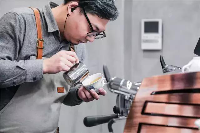 用一次性杯子喝咖啡喝出痰,用一次性杯子喝咖啡