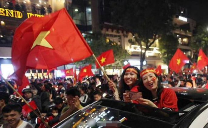 中国男足1-3越南美女球迷,国足1比3越南现场越南女球迷