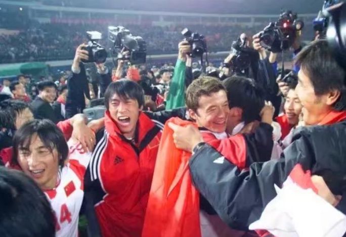 中国男足1-3越南美女球迷,国足1比3越南现场越南女球迷