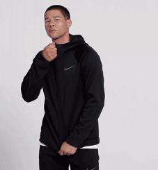 我们穿着Nike这套超保暖运动服,下雪天出门跑了三圈