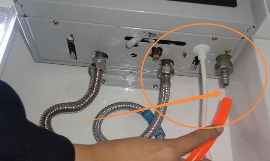 家庭燃气热水器好还是电热水器好,家用燃气热水器好还是电热水器好