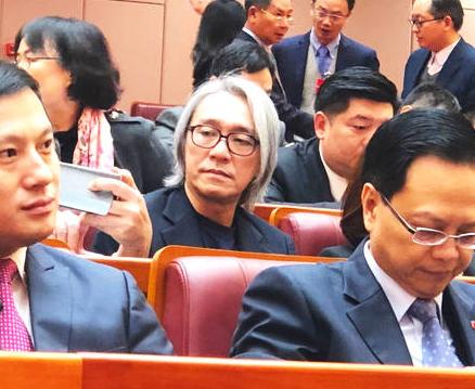 周星驰为啥头发全白了,周星驰头发为什么会白了