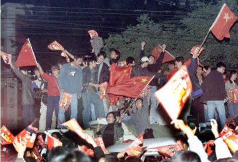 中国男足1-3越南美女球迷,国足1比3越南现场越南女球迷