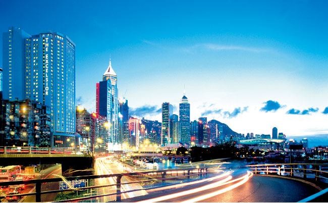 妈妈牵着女儿的手图片 (世界那么大妈妈陪你探索世界)