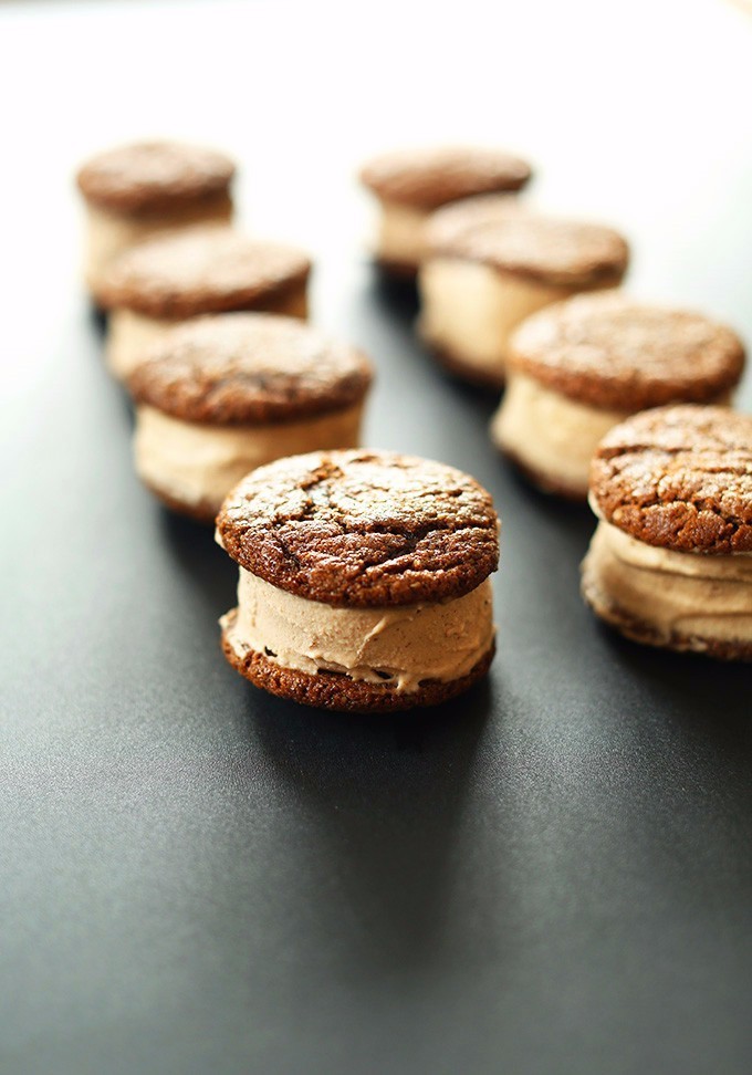 吃巧克力马卡龙冰淇淋三明治,哈根达斯牛奶太妃三明治冰淇淋