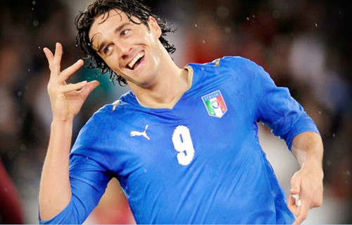 他,是中锋时代“最后的武士”,生为足球,何惧漂流。