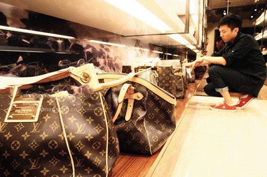 新职业奢侈品鉴定师受宠十秒判断LV包真伪