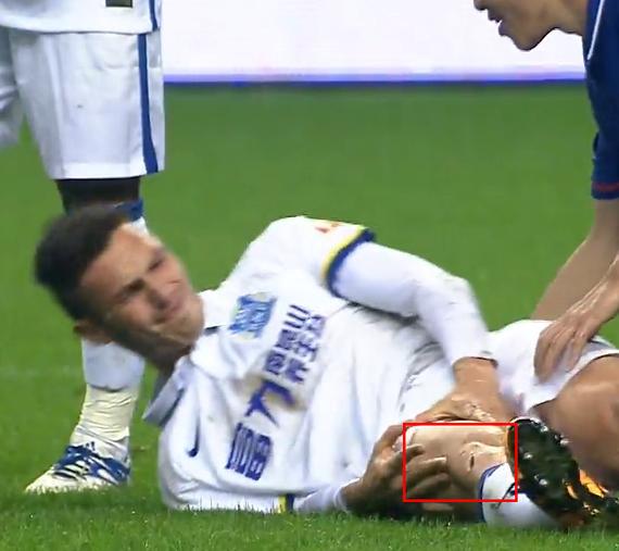 秀飞腿还是秀鞋钉？李建滨恶犯遭曼帅痛斥！何时才能学会成熟？