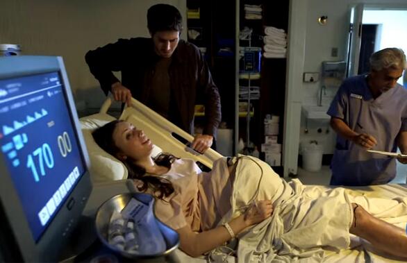 孕妈妈被毒蛇咬，难撑到医院，没想到医生告诉她的选择竟然这么难