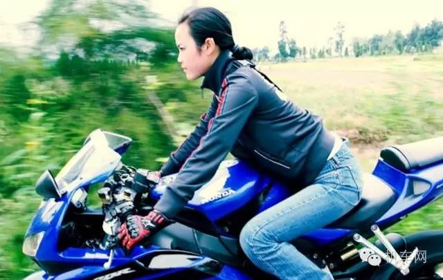 她，身为一名聋哑人，却在男性主宰的摩托世界里活得有声有色