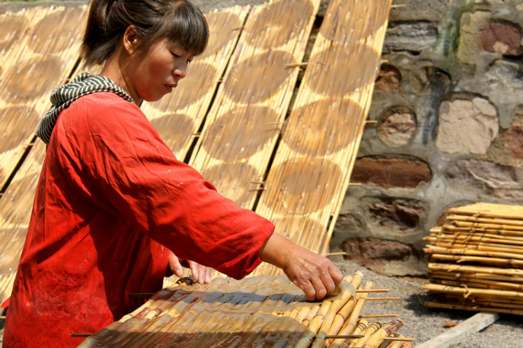 纯手工制作红薯粉皮美食,红薯粉皮机制作视频