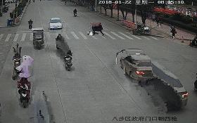 「曝光台」桂JGP212、桂JP6168、桂JC1383请注意！你们车前有行人！