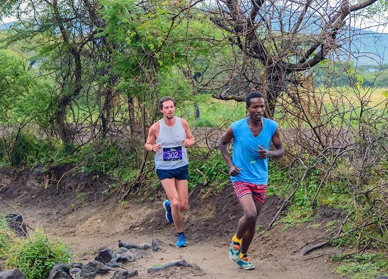 小脚趾甲黑了怎么回事,小脚趾甲黑是怎么回事