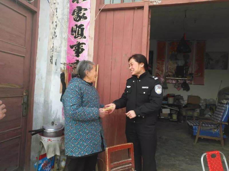 蜀黍出警后收到甜蜜礼物,警察蜀黍收到礼物