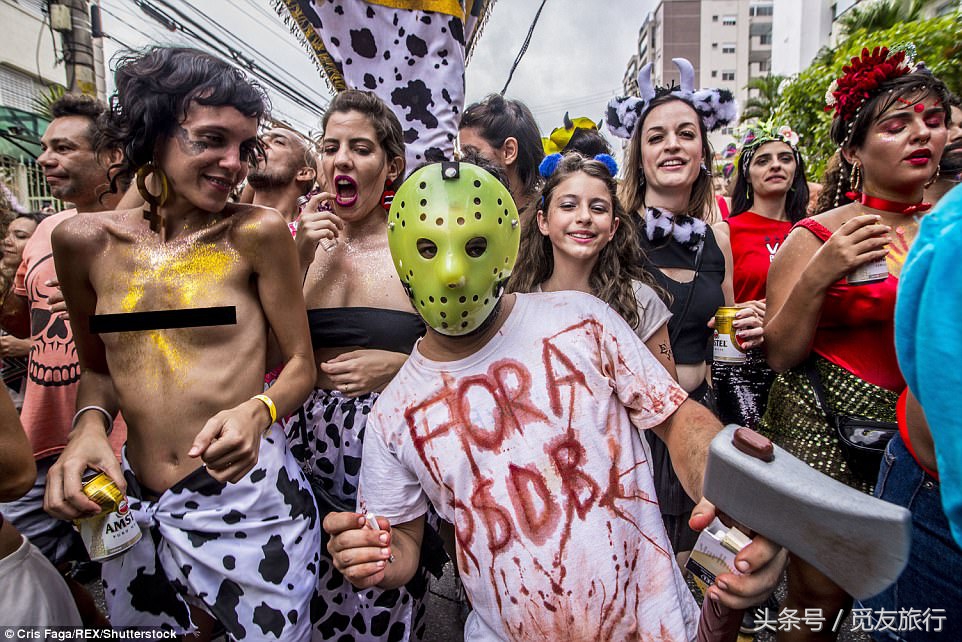 巴西的狂欢者们脱下衣服尬舞，只为下个月的狂欢节热身