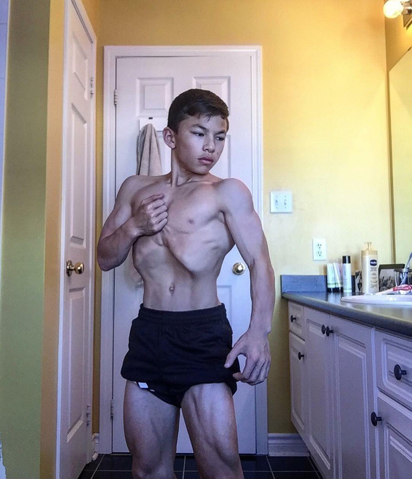 15岁肌肉少年练出健壮肌肉,15岁肌肉少年秀青筋肌肉