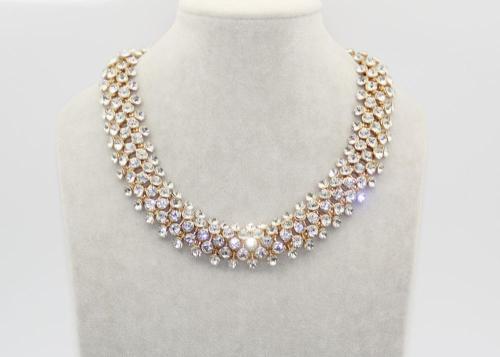 水晶手链应该戴哪个手,首饰佩戴技巧之手链的搭配技巧