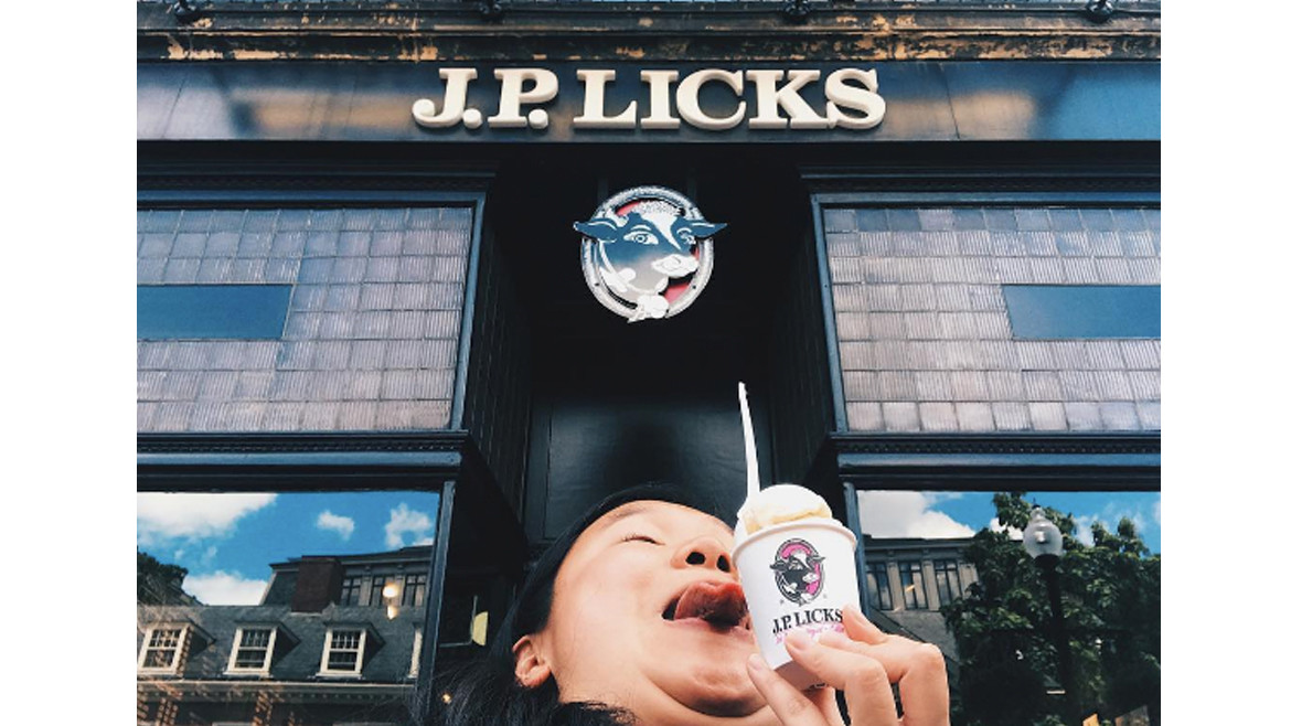 靠拍照出名的女生,双下巴丑照